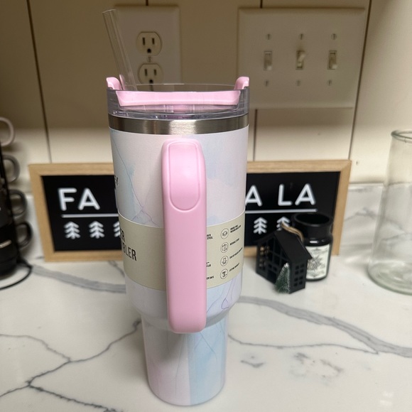 Gorgeous NWT Stanley 40oz Flowstate H20 Tumbler
Watercolor in Tulle (Pink) - Picture 8 of 11